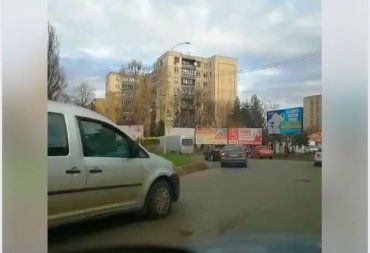 В Ужгороді іномарка "наздогнала" автобус, розбивши увесь "зад"