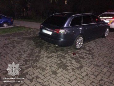 У столиці Закарпаття розшукують невідомого водія, який зачепив припарковану іномарку
