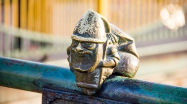 Міні-скульптурка Миколайчика в Ужгороді святкує 9 років від свого народження