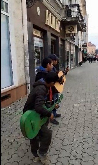 Трійця ромських музик у столиці Закарпаття привітали містян із Днем Святого Миколая