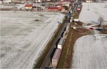 Майже дві з половиною сотні "страйкуючих" вантажівок заблокували швидкісну дорогу R4 у Словаччині