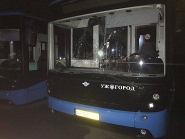 Ужгород. Комунальні автобуси опинилися під "камнепадом" від невідомих вандалів
