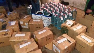 Під час обшуку оселі жителя Ужгорода поліція знайшла півтонни спирту та 300 літрів коньяку