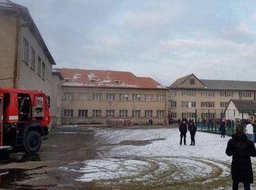 Закарпаття. Дві сотні дітей через пожежу евакуйовані зі школи №1 у м.Свалява 