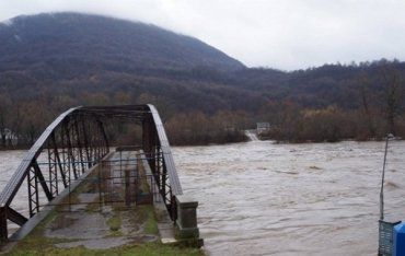 Нова хвиля опадів здатна змусити води річок підтопити Закарпаття