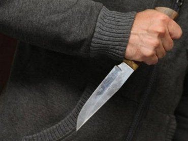 Житель Закарпаття з двома ножами погрожував правоохоронцям фізичною розправою!