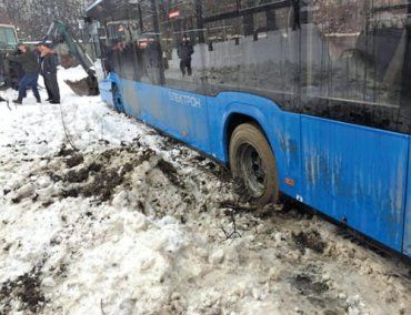 Мокрий сніг в Ужгороді зробив те, що не зробив ніхто, — спасували навіть новітні транспортні засоби