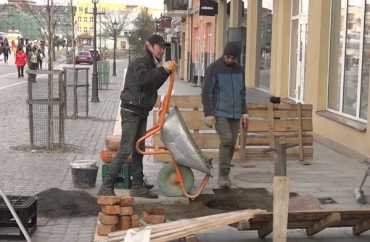 В Ужгороді нова плитка на площі Петефі просто провалються під землю
