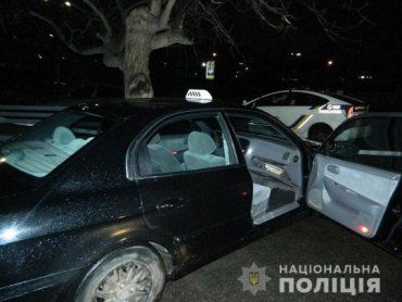 Двоє іноземців зламали ногу столичному таксисту та угнали його автомобіль з "шашечками"