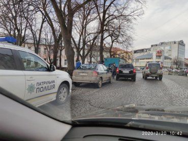 Звичайнісінька аварія дуже ускладнила життя автовласників в Ужгороді