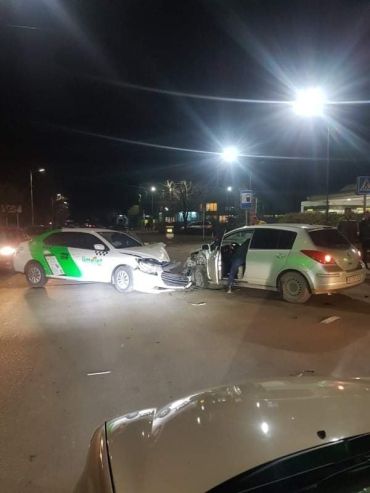 У нічному Ужгороді дві автівки не змогли мирно роз’їхатися біля СК "Акварель"