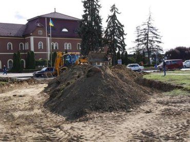 В Ужгороді триває досудове розслідування розтрати коштів посадовцями міськради на реконструкцію площа Георгія Кірпи