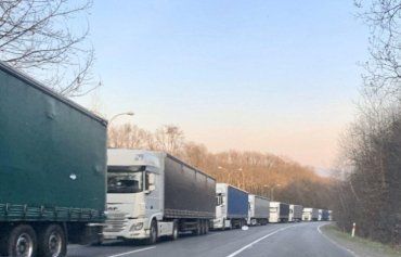 На кордоні в Ужгороді знову черга з фур! Карантин вантажних перевезень між країнами не стосується