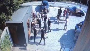 Мукачево знову "гримить" — скандальним відео "бійні" біля одного із спортклубів