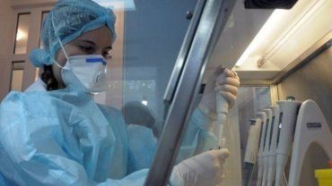 Коронавірус. Дві працівниці лікарні у Франківську захворіли після контакту з померлою від COVID-19