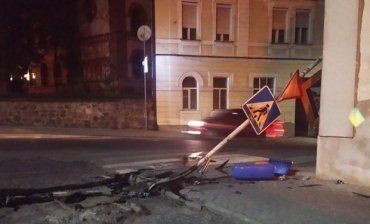 В Ужгороді водій на "євроблясі" їхав напролом, збиваючи все на своєму шляху