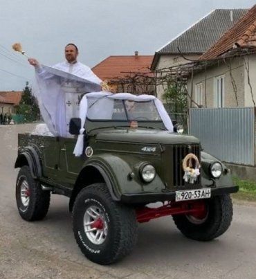 Священики Закарпаття освячували великодні кошики вірян з реставрованих ретро-автомобілів