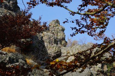 Закарпаття. «Зачарована долина» зі знаменитим скелястим останцем «Смерековий камінь»