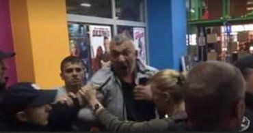 Ужгород. Власник кінотеатру "5 елемент" напав із кулаками на журналіста