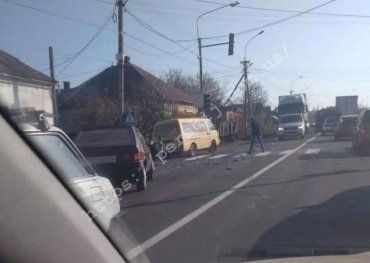 Закарпаття. "Швидка" доправили до лікарні постраждалих у ДТП на Мукачівщині