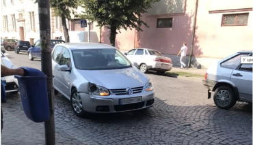 Мукачево: у центрі міста не розминулися два легковики — обидва водії живі