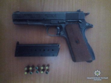 У Іршаві поліцейські вилучили в чоловіка пістолет з набоями