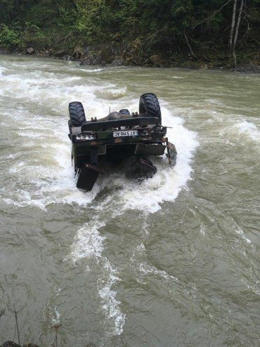 В Карпатах машина с иностранцами упала в реку: Появились жуткие кадры