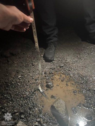 В Закарпатье водитель вызвал копов из-за ямы на трассе 