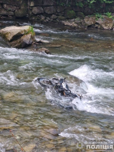  Протаранил в столб и слетел в реку: Жуткое ДТП произошло в Закарпатье
