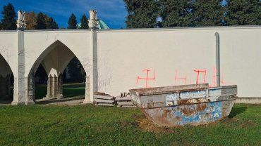  Пожар и свастики на стенах: В Вене осквернили еврейское кладбище 