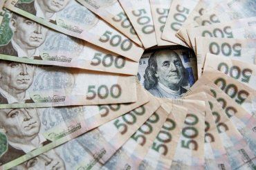 Куда пойдет курс доллара: В Украине отменили фиксацию гривны