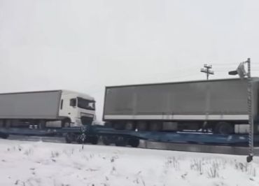 Украинские фуры, застрявшие в Польше, перевезут через границу поездами