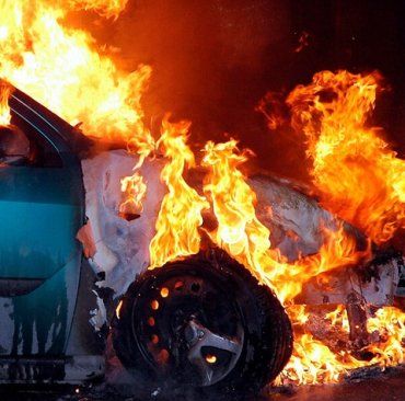 В Закарпатье вспыхнул пожар: У мужика на ходу загорелся ВАЗ 