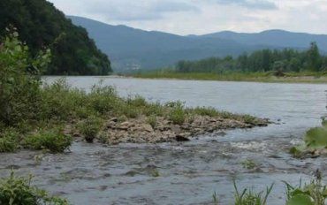Утонувшего мужчину четыре дня искали в водах реки в Закарпатье