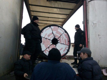 На Закарпатье: Крупная партия сигарет была найдена в катушках с кабелем