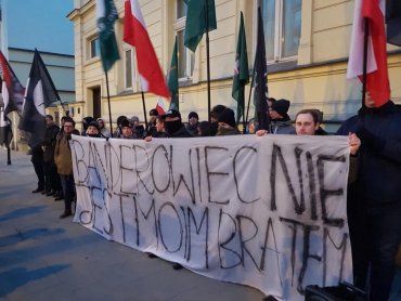 Митингующие держали плакаты с надписями «Бандеровец – не мой брат»