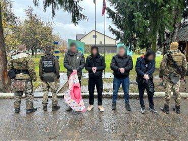 В Закарпатье на границе поймали 4 "умников" с надувным кругом 