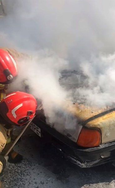 В Ужгороде неслабо горело авто: клубы дыма валили из-под капота Audi