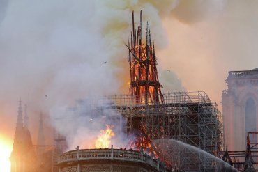 Шпиль и часы горящего собора Парижской Богоматери обрушились