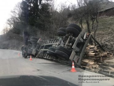 В Закарпатье непонятым образом снесло с дороги большой грузовик