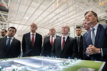 На церемонию открытия приехали председатель правления Daimler AG Дитер Цетше и Владимир Путин