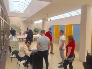 Как голосуют украинцы в Братиславе: Кадры от журналиста из Закарпатья