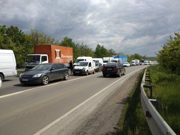 В Закарпатье на трассе "Киев-Чоп" водители стоят в огромнейшем заторе