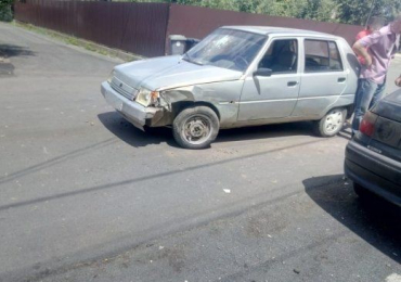 В Закарпатье припаркованный автомобиль "получил" от проезжающей легковушки