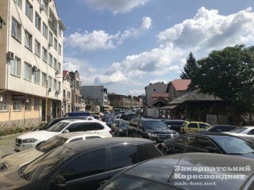 В Ужгороде из-за автохамов образовалась большая пробка