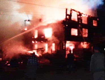 Масштабный пожар в Закарпатье: Дом священника полностью уничтожен, кадры словно из фильма ужасов 