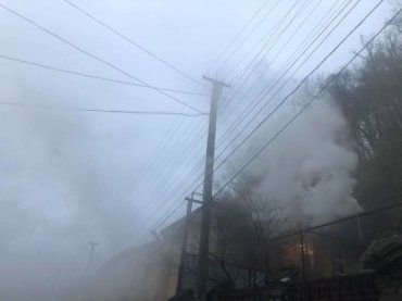 Жители встревожены: В Закарпатье целый город каждый день окутывает густой дым 