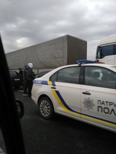 Возле Ужгорода масштабное ДТП: Водителям приходится выезжать на встречную полосу 