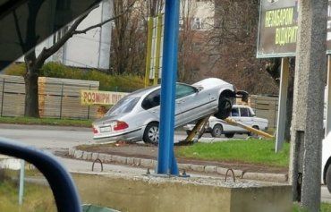Фееричное ДТП в Ужгороде: Автомобиль BMW к чертям снёс столб