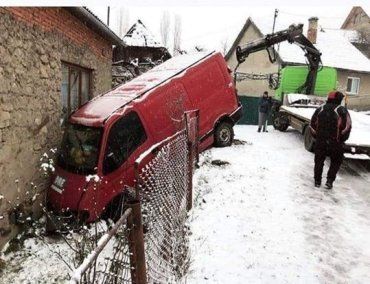 Первый снег, называется: В Закарпатье микроавтобус протаранил жилой дом